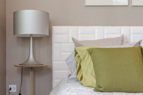 Groen pillw op bed met moderne lamp stijl aan houten tafel kant — Stockfoto