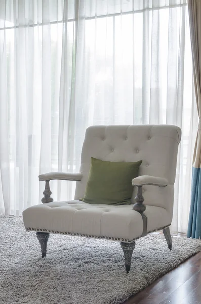 Klasyczna sofa styl z zielonej poduszki na dywanie — Zdjęcie stockowe