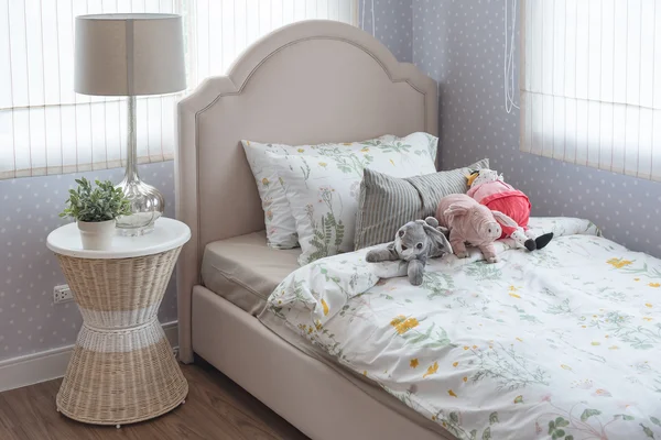 Dětský pokoj s panenkami na posteli — Stock fotografie