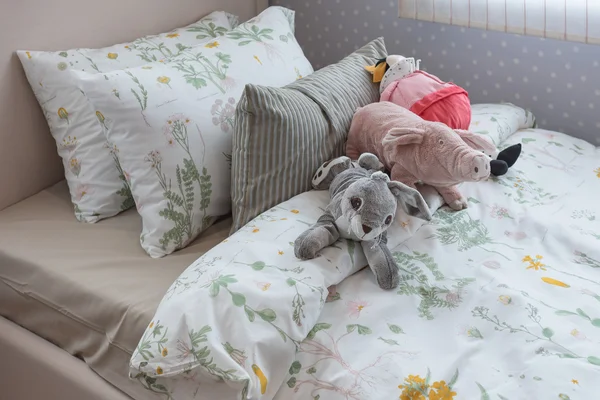 Παιδικό δωμάτιο με κούκλες σε κρεβάτι — Φωτογραφία Αρχείου