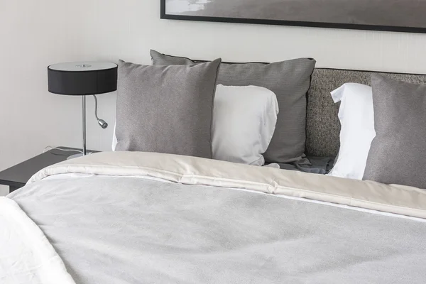 Modern yatak odası tarzı gri renk tonlu — Stok fotoğraf