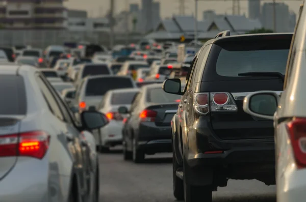 Sfocatura astratta di ingorgo stradale con fila di auto su superstrada — Foto Stock