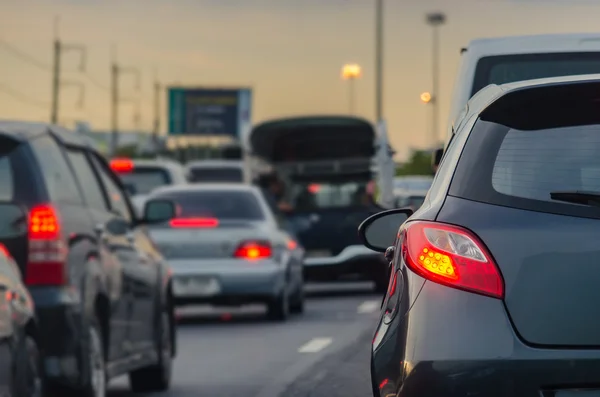 Ingorgo stradale con fila di auto su superstrada — Foto Stock