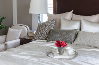 lüks yatak odasında tepsisindeki çiçek vazo