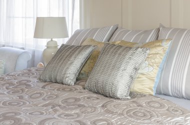 lüks yatak odası tasarımı klasik lamba tarzı ile