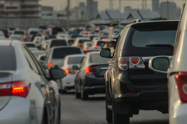 Abstracte vervaging van verkeersopstopping met auto's op de snelweg rij — Stockfoto