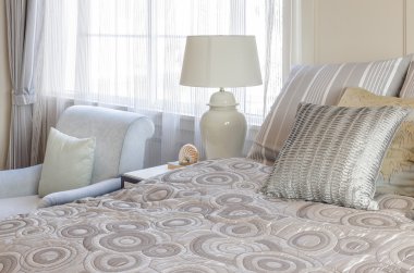 lüks yatak odası tasarımı klasik lamba tarzı ile