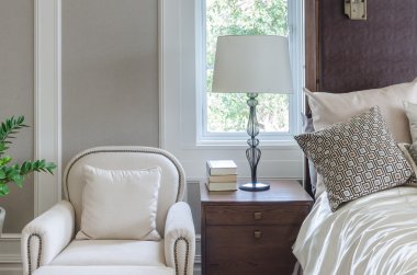 Klasik yatak odası tasarımı lüks beyaz sandalye