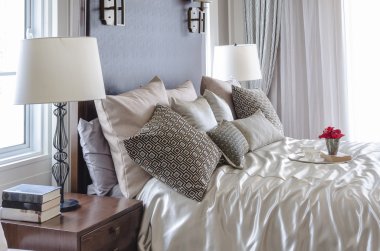 lüks yatak odasında tepsisindeki çiçek vazo