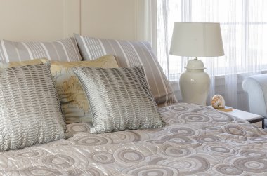 lüks yatak odası tasarımı klasik lamba tarzı ile