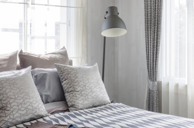 yatak odası tasarımı modern siyah lamba 