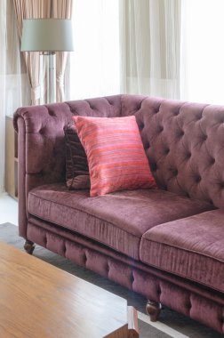 kırmızı lüks kanepe tarzı klasik oturma odasında yastık ile 