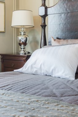 Klasik lamba tarzı ahşap masa tarafında