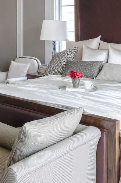 Vase of flower on tray in luxury bedroom — Stock Photo, Image