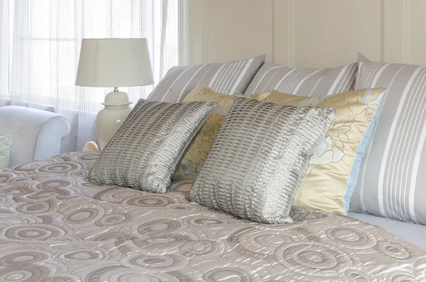 lüks yatak odası tasarımı klasik lamba tarzı ile