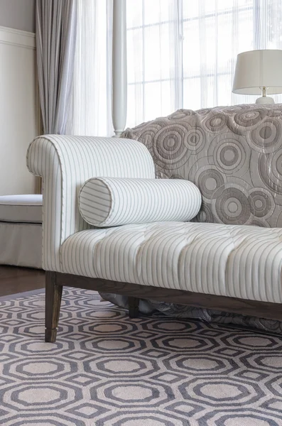 Sofá estilo clásico en la alfombra en el dormitorio de lujo — Foto de Stock