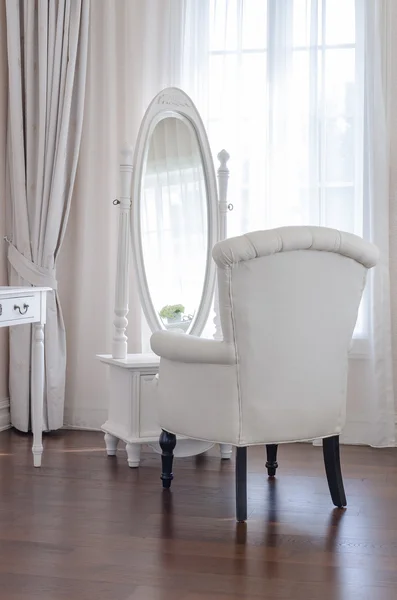 白いドレッシング テーブルで古典的な椅子 aand エレガンス ミラー付き — ストック写真