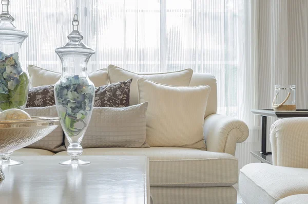 Jarrón de cristal de la planta en la mesa de madera en estilo de sala de estar de lujo — Foto de Stock