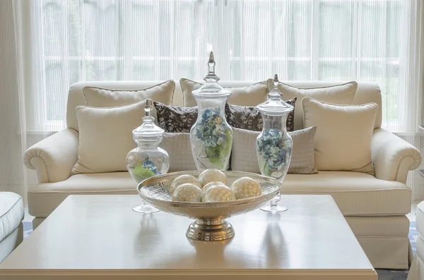 Jarrón de cristal de la planta en la mesa de madera en estilo de sala de estar de lujo —  Fotos de Stock