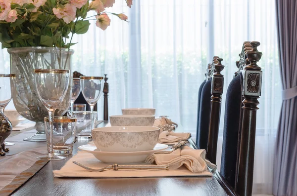 Comedor de lujo con mesa puesta en mesa de madera —  Fotos de Stock