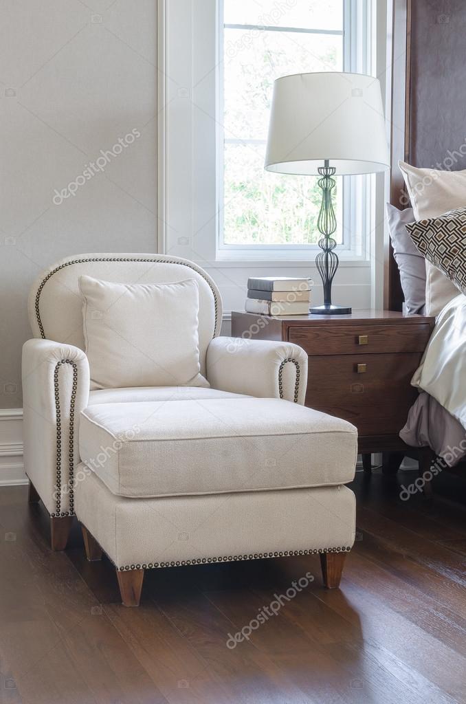Lyx vit stol i klassiska sovrum design — stockfotografi ...