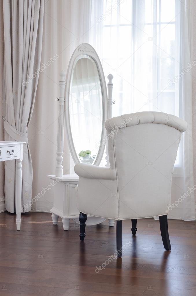 Fehér fésülködŠasztal tükörrel klasszikus szék és elegancia a ...