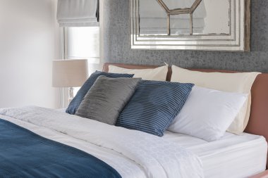 mavi ve beyaz renk ile modern yatak odası tasarımı 