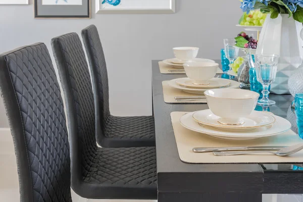 Comedor moderno con mesa puesta en mesa de cristal —  Fotos de Stock