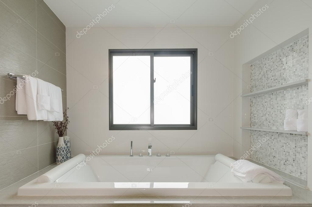 A kád fehér fürdÅszoba wc vel — stock fotó © khongkitwiriyachan ...
