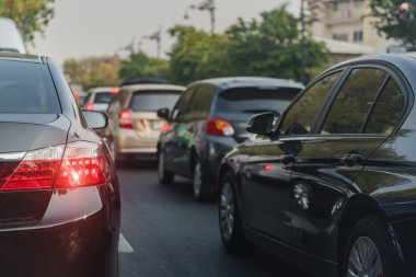 arabalar sokakta sıra ile trafik sıkışıklığı