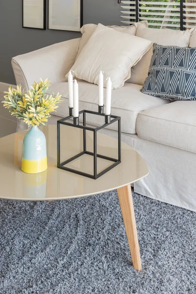 Modern oturma odasında ahşap masa üzerinde bitki vazo — Stok fotoğraf