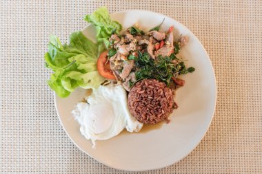 Kızarmış biftekli pilav ve kızarmış yumurtayla fesleğen. 