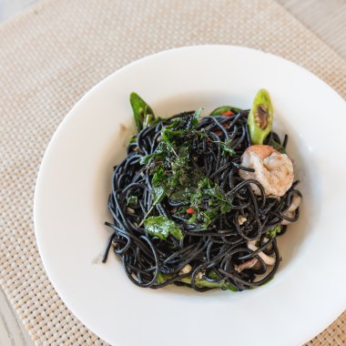 Spagetti yeşil midye ve karides ile baharatlı squid mürekkep 