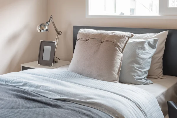 Tek Kişilik Yatak ve modern lamba ile modern yatak odası 