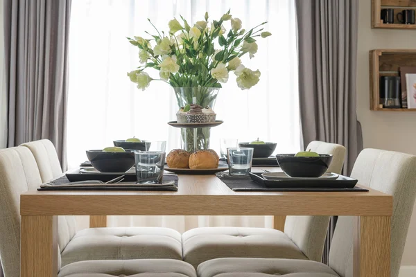 Tabellen på dinning träbord i moderna matsal — Stockfoto