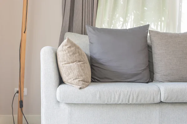 现代客厅设计与灰色的沙发 — 图库照片