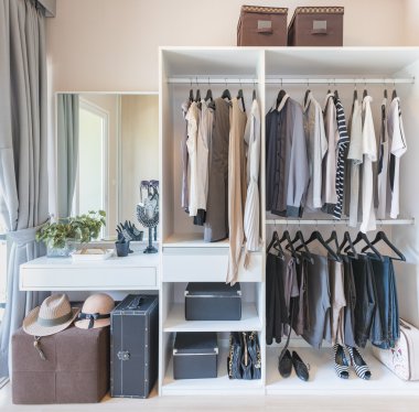 Beyaz wardobe ve tuvalet Masası asılı giysileri ile