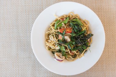 Ahşap masa üzerinde acılı Spagetti deniz ürünleri 