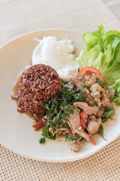 Arroz cubierto con carne salteada y albahaca con huevo frito — Foto de Stock