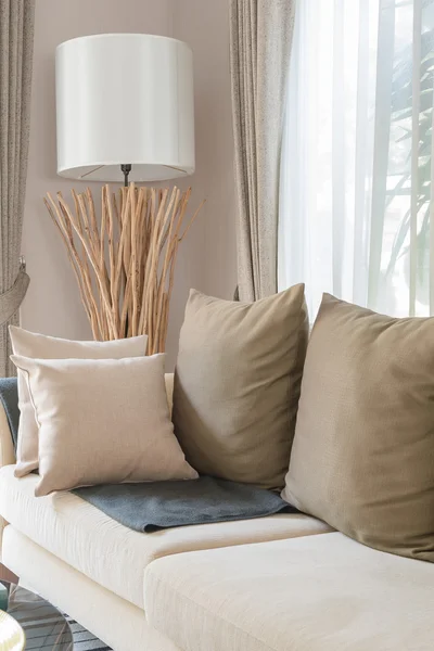 Travesseiro marrom no sofá moderno com lâmpada branca — Fotografia de Stock