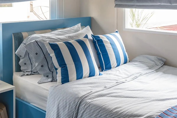 Dormitorio de niño moderno con cama azul y almohadas azules tono de color — Foto de Stock