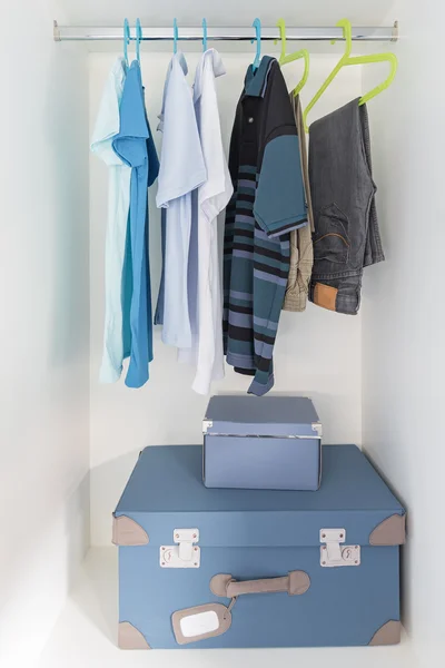 Weiße Garderobe für Kinder, Hemden und Hosen hängen — Stockfoto