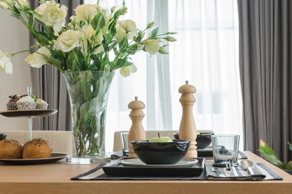 Mesa puesta en mesa de comedor de madera en comedor —  Fotos de Stock