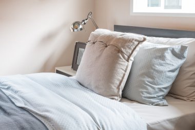 modern yatak odası yastıklar ile Tek Kişilik Yatak