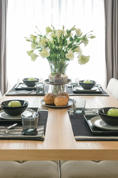 Tabellen på dinning träbord i matsal — Stockfoto