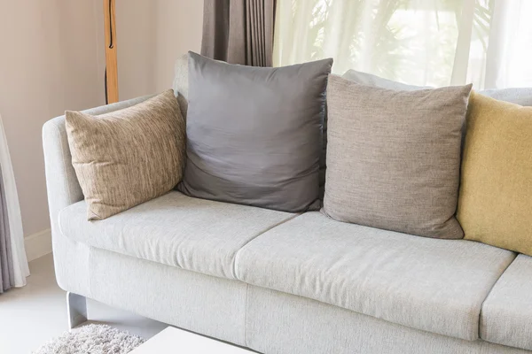 Sofá moderno e travesseiros na sala de estar — Fotografia de Stock