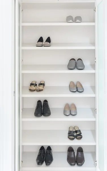 男性和女性的鞋子白色衣柜 — 图库照片