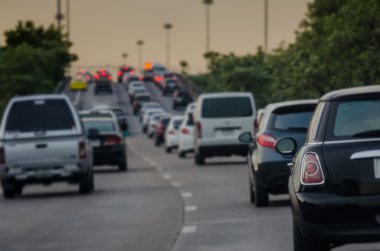 trafik sıkışıklığı arabalar rush hour sırasında hızlı yolda sıra ile