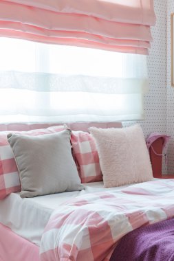 pembe renk tonu yatak odasında yatak yastık 