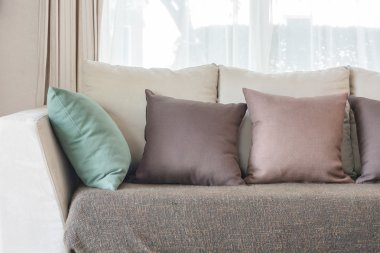 modern yatak odasında yatakta siyah beyaz yastıklar